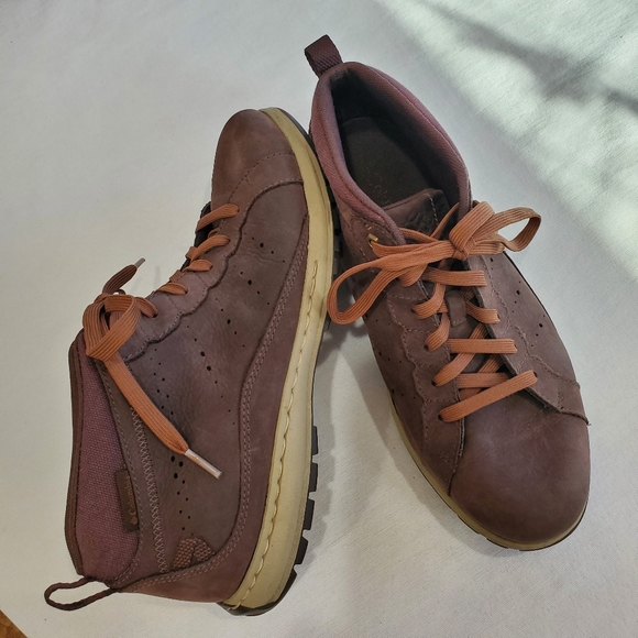 three passes chukka leather